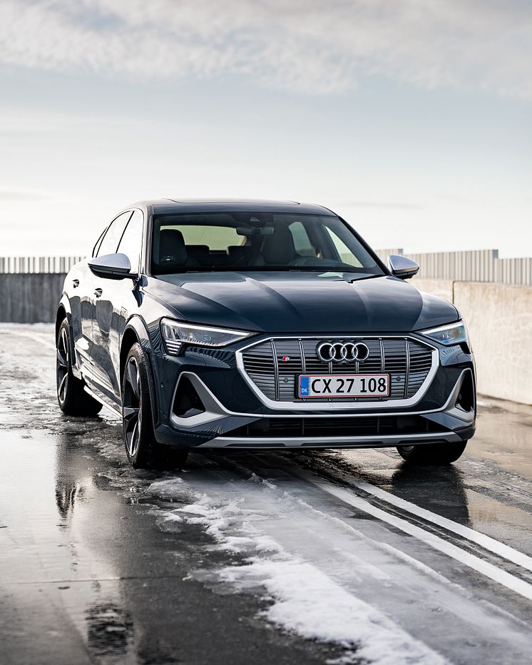 Audi e-tron S Sportback (Plasmablå)