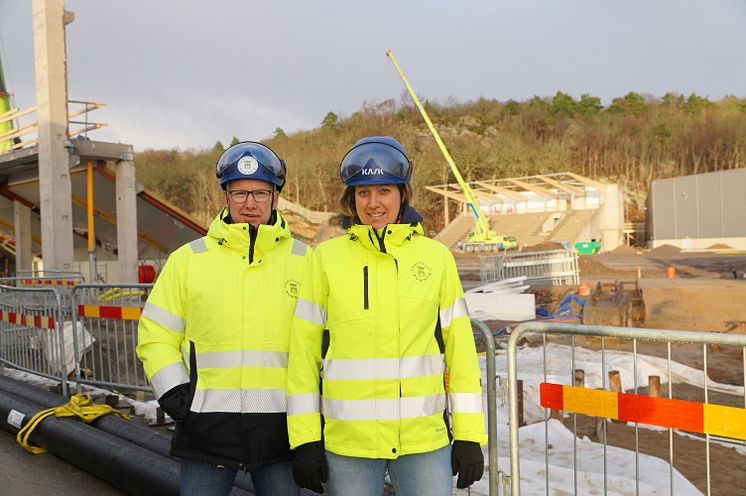 Anders Emilsson och Cecilia Wahlskog framför Rimnersvallens byggarbeten