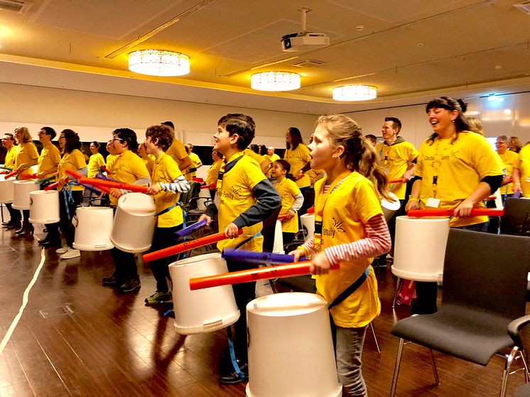 Mit dem Cochlea-Implantat Musik erleben – beim Trommel-Workshop der Cochlear Family am diesjährigen Welttag des Hörens