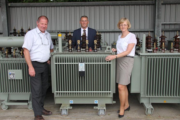 Foto: vl.: Hans Jablonski, Leiter der Netzdienste Oberbayern, Gazmend Kryeziu, Netzbauleiter am Netzcenter Kolbermoor und Ursula Jekelius, Regionalleiterin Oberbayern, alle Bayernwerk