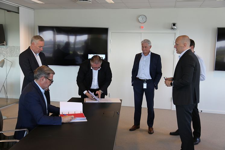 Contract Signing Saint Gobain