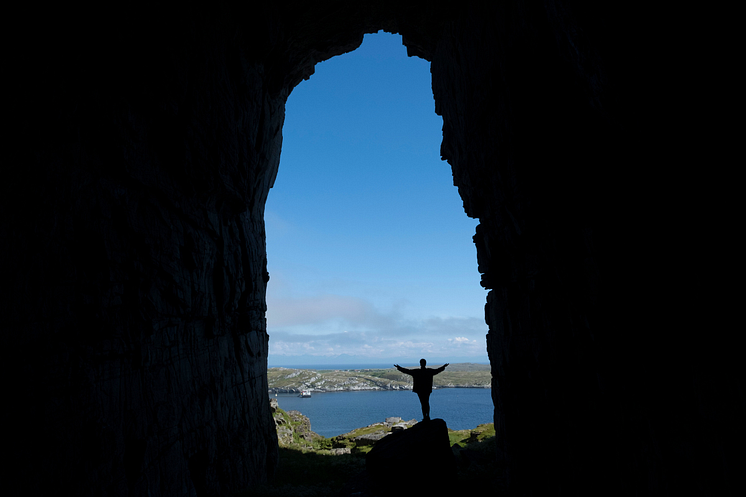 Kirkehelleren cave, Sanna, Træna