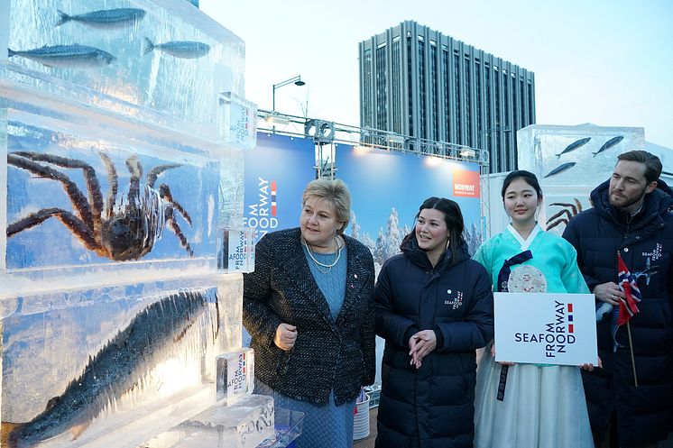 Statsminister Erna Solberg kastet glans over den norske kongekrabben under OL Seoul