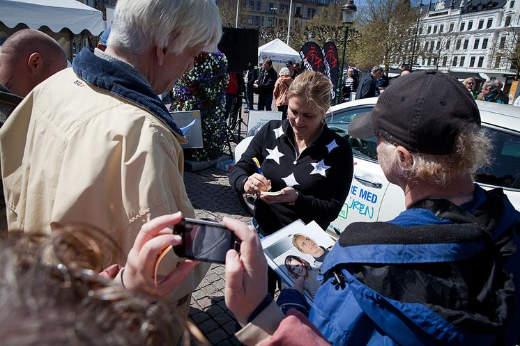 Tina Thörner deltar i Oresund Electric Car Rally 2013 med Åsa Romson 