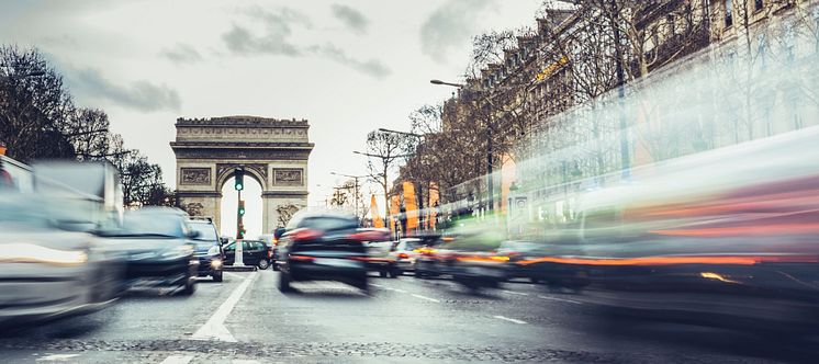 Illustrasjonfoto: Rushtrafikk i Paris med Triumfbuen i bakgrunnen
