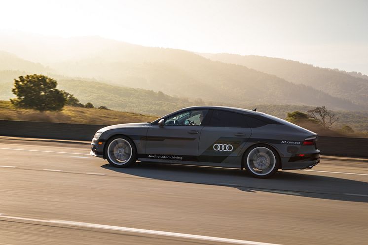 Audi A7 piloted driving CES2015