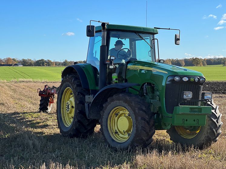 Elev som kör traktor