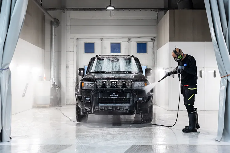 Nordvik Bilpleie tilbyr alt fra innvendig og utvendig vask til full klargjøring, polering og keramisk coating.