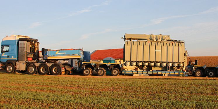 Der neue Netztrafo wiegt über 60 Tonnen und wird per Schwertransporter zum Umspannwerk geliefert.