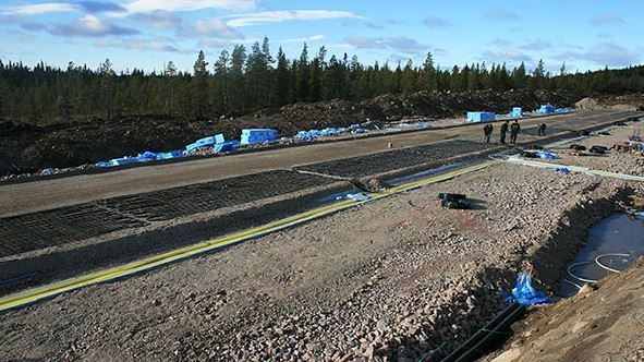 Det har dragits drygt tio kilometer värmeslingor i backen uppe i Arjeplog