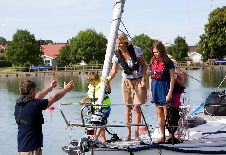 Pressbild - Göta kanal, familj på fritidsbåt