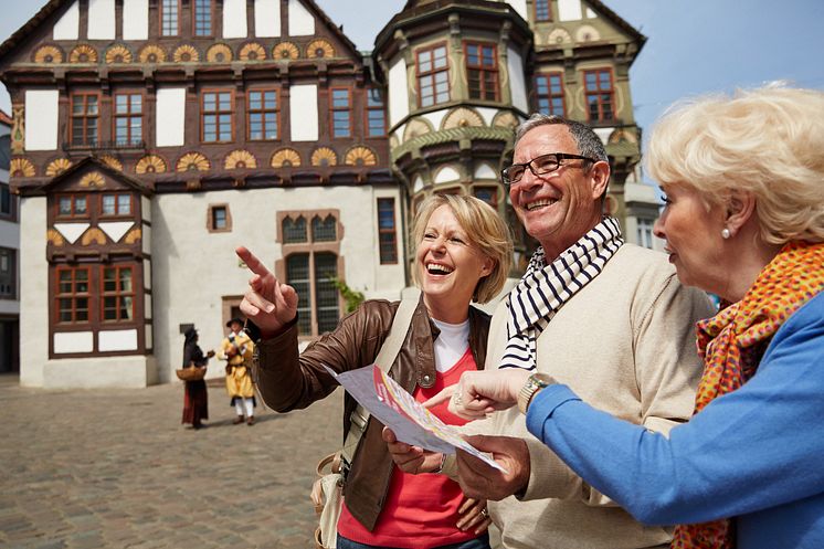 Urlauber in der historischen Stadt von Höxter