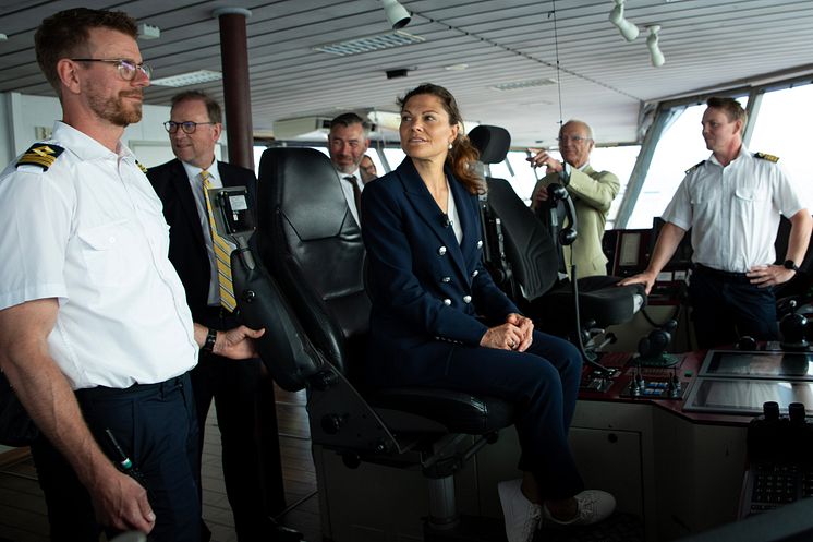 Kronprinsessan Victoria på bryggan på färjan Aurora 17 juni 2025.