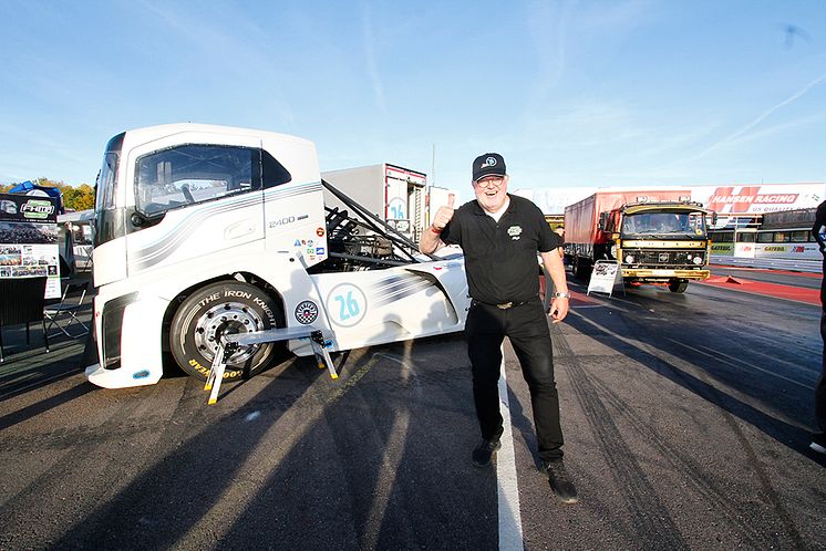 Boije Ovebrink är på plats och visar upp sig med sin kraftfulla Volvo ”The Iron Knight”.  Foto Tomas Ek.