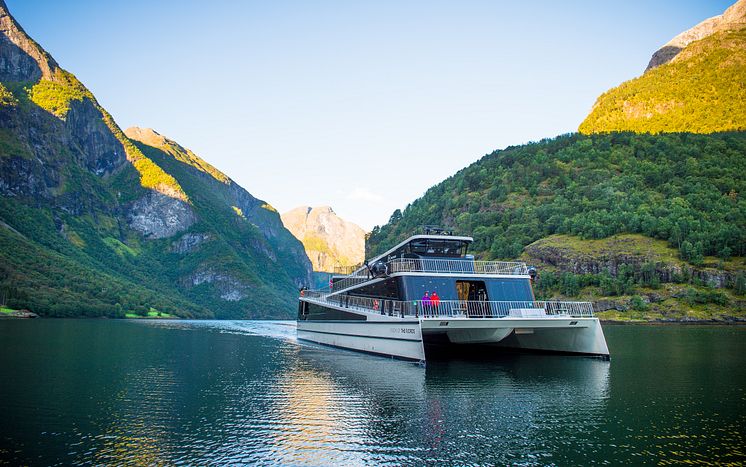 Hybridfartøyet Vision of The Fjords flytter fra Nærøyfjorden til Hardangerfjorden