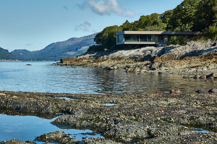 „Rock Cove, ein modernes Wohnhaus an der schottischen Küste, schwebt auf Stahlstützen über den Klippen.
