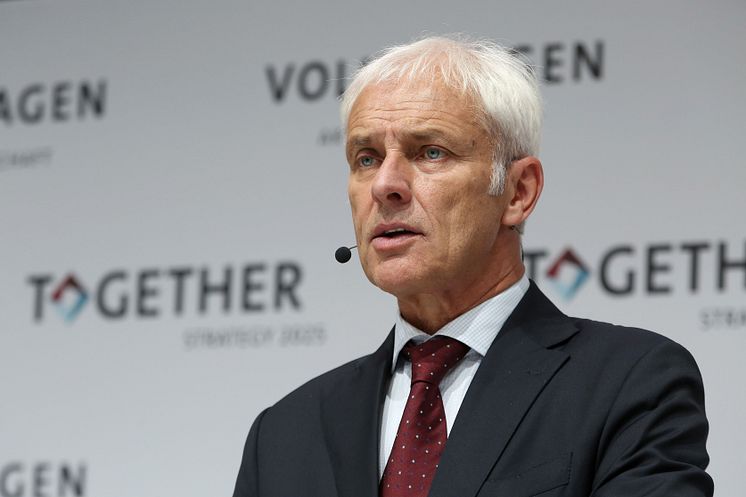 − Även om det gångna verksamhetsåret innebar stora utmaningar för oss, så har koncernens operativa verksamhet, trots krisen, levererat den bästa utvecklingen hittills, säger Volkswagen-koncernens VD, Matthias Müller. 