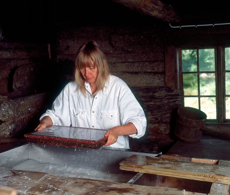 Sahn Gnista tillverkar papper i Ösjöfors handpappersbruk.