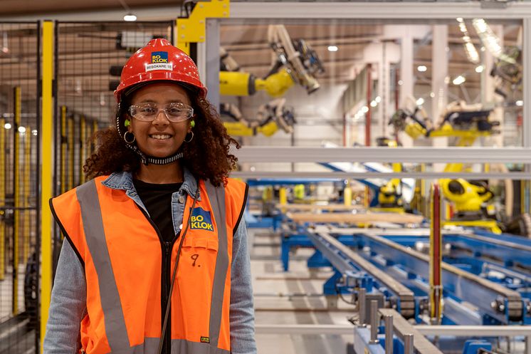 Firehiwot Kedir, forskarstuderande från ETH i Zürich, under ett besök i BoKloks fabrik i Gullringen, Småland. 