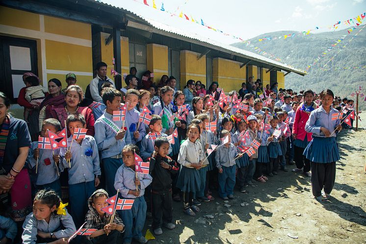 Norske flagg - Utviklingsminister Nikolai Astrup åpnet Shree Devitar Basic School i Dolakha i Nepal