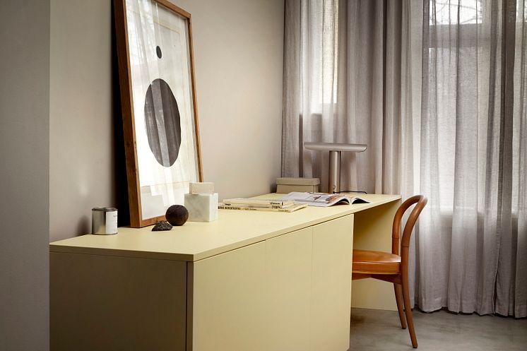 JOTUN LADY_Vägg_LADY Pure Color 12075 Soothing Beige_Skrivbord_LADY Supreme Finish Pure Matt_1775 Fresh Pasta_1.jpg