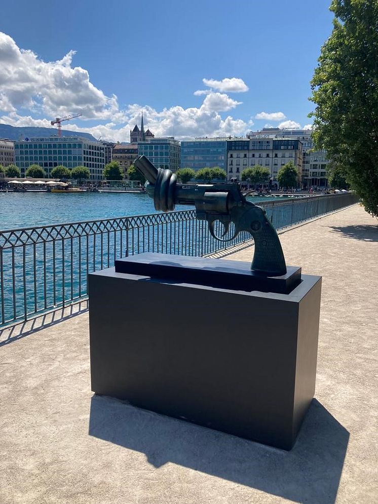 The Knotted Gun in Geneva