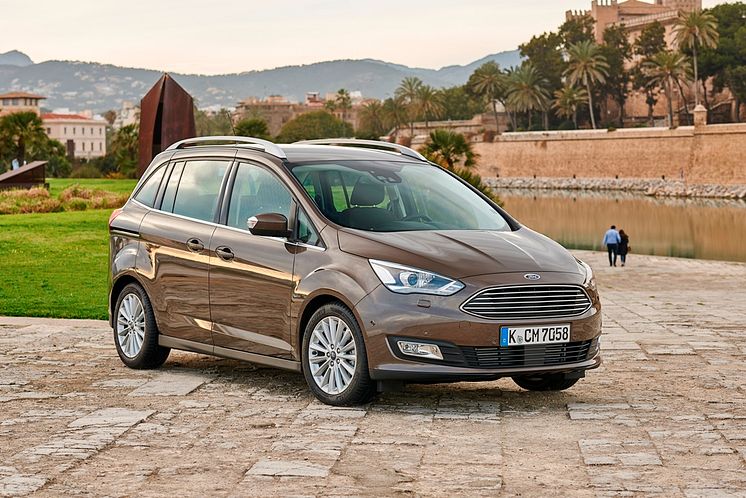  A Ford C-MAX és Grand C-MAX kézhasználat nélkül működő technológiákkal és intelligens vezetősegítő rendszerekkel szolgálja az aktív családok kényelmét