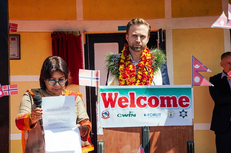 Tale og tolk - Utviklingsminister Nikolai Astrup åpnet Shree Devitar Basic School i Dolakha i Nepal
