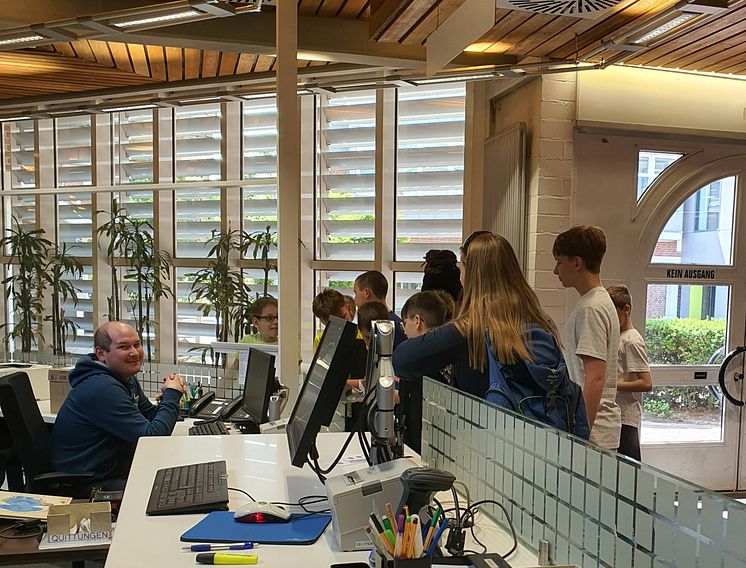 Insektenhotels, kreative Stickerei, Pausenspiele und viel Bewegung: Erneut haben Studierende der Universität Vechta Schüler*i