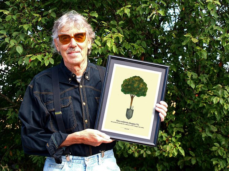 Lasse Åberg med det Tackträd han formgivit