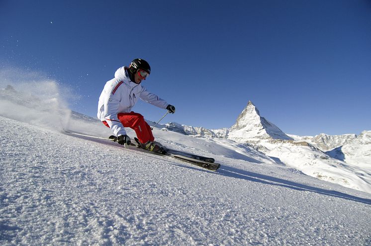 Purer Skispass am Fuße des Matterhorns im Skigebiet von Zermatt im Kanton Wallis