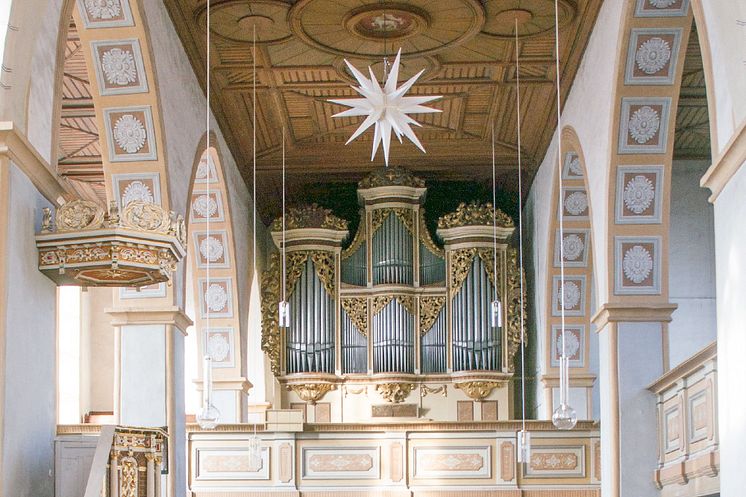 Silbermann-Orgel Georgenkirche Rötha Kirchenschiff mit Orgel