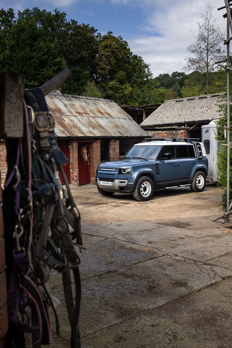 21MY_LR_DEF_HARDTOP_110_TOWING_HORSEBOX_PORTRAIT_090920_06_ND