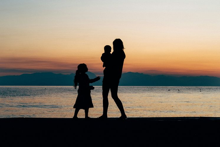 Familie i solnedgang