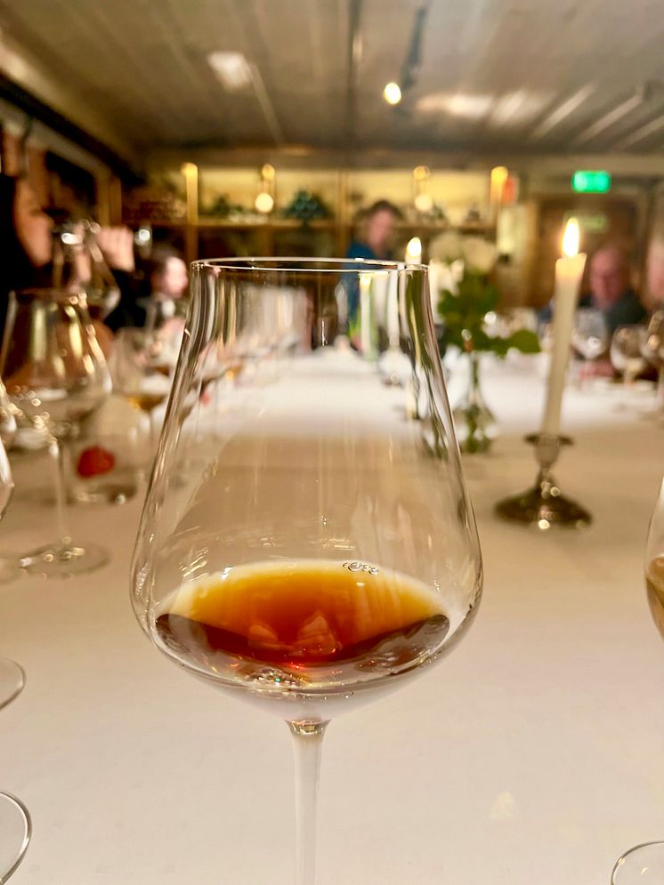 NOE GODT I GLASSET er en vanlig omskrivning for et glass vin eller brennevin. Denne gang passet uttrykket bedre enn noensinne