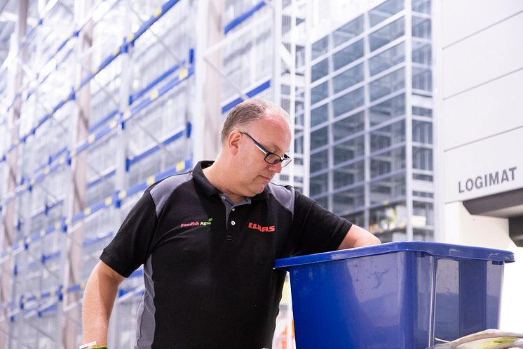 Det blir mycket plockande för lagerarbetaren Lars Helgessson när alla delar ska upp.