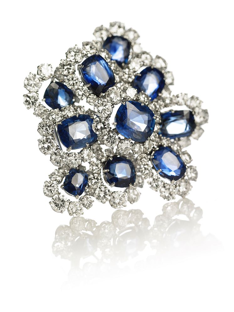 Van Cleef & Arpels: Safir- og diamantbroche af platin og 18 kt. hvidguld. Hammerslag: 560.000 kr.