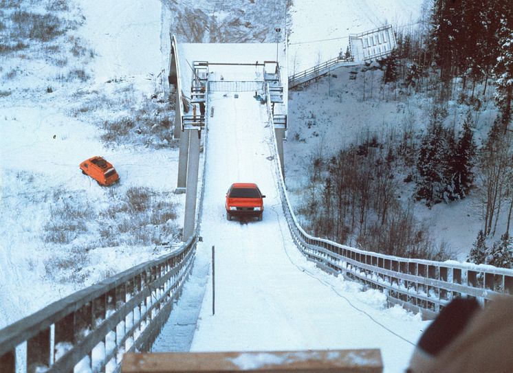 I 1986 kørte en Audi 100 CS quattro op af en 37,5 graders skihopbakke i Finland