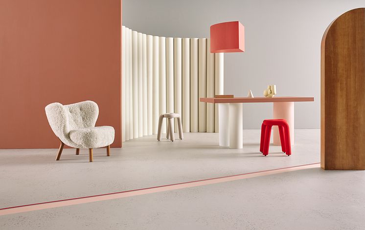 Sarlon & Modul'up 2021_9501 Neutral grey dissolved stone_4806 soft peach stardust_886 red uni_studio-photo