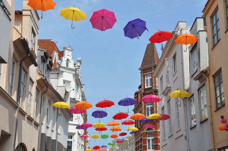 Lübeck_Bunte_Regenschirme_als_Wegweiser_durch_das_Hanse_Kultur_Festival
