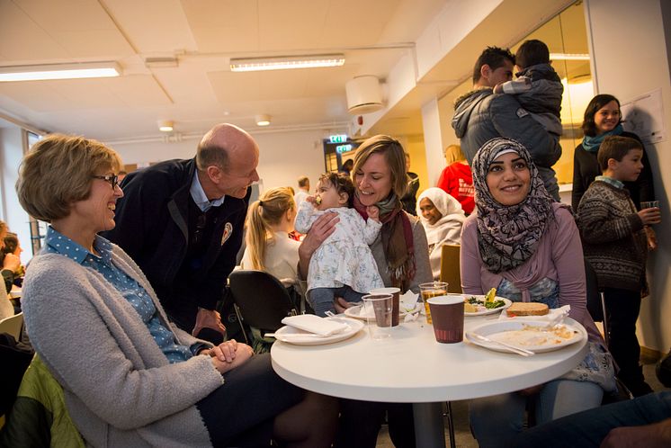 Hanne Refsholt og Sven Mollekleiv med beboere (høyoppløselig)