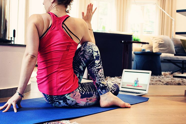 Mecenat ger gratis yoga, träning och avslappning online till Sveriges studenter