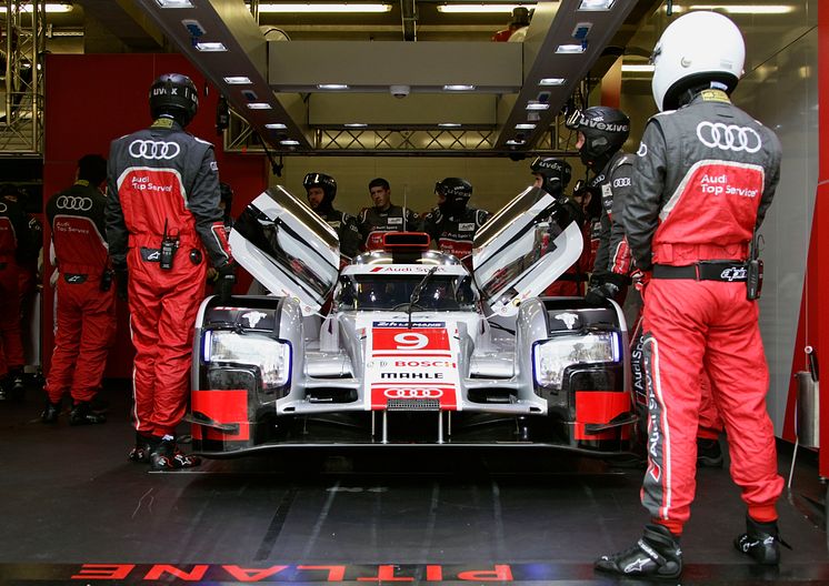 Audi R18 e-tron quattro #9 (Audi Sport Team Joest), Filipe Albuquerque, Marco Bonanomi, René Rast (pit)