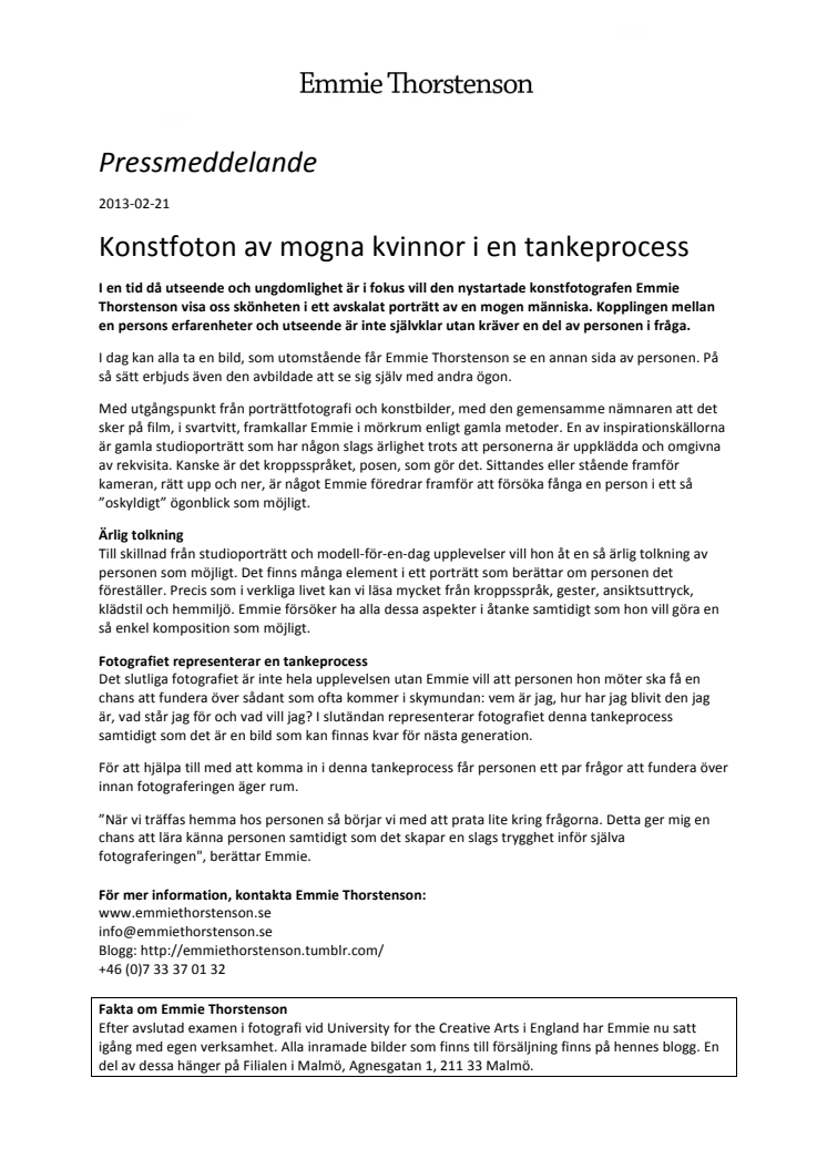 Konstfoton av mogna kvinnor i en tankeprocess