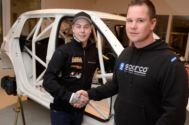  Linus Westman befäster sitt SM-avtal med ett handslag i Hedströms Motorsports verkstad i Karlstad.