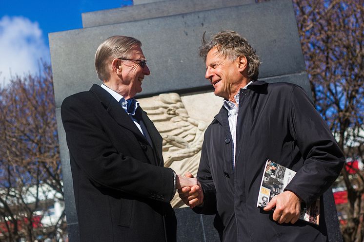 Håkan Knutsson och Gunnar Bark skakar hand