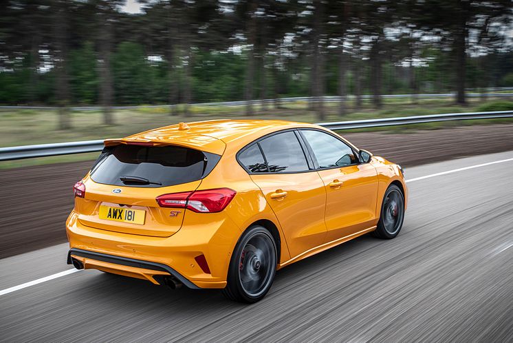 FORD_2019_FOCUS_ST_03-LOW