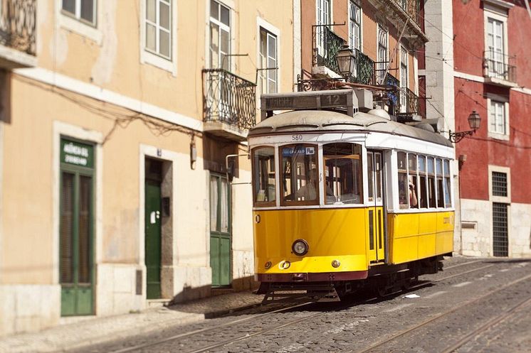 Portugal_Lisabon_Yellow-tram-from-the-right