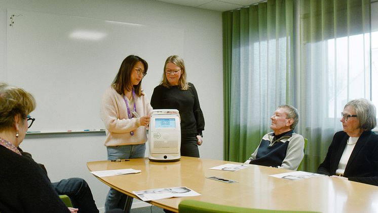 Joy och Camilla demonstrerar en medicingivare