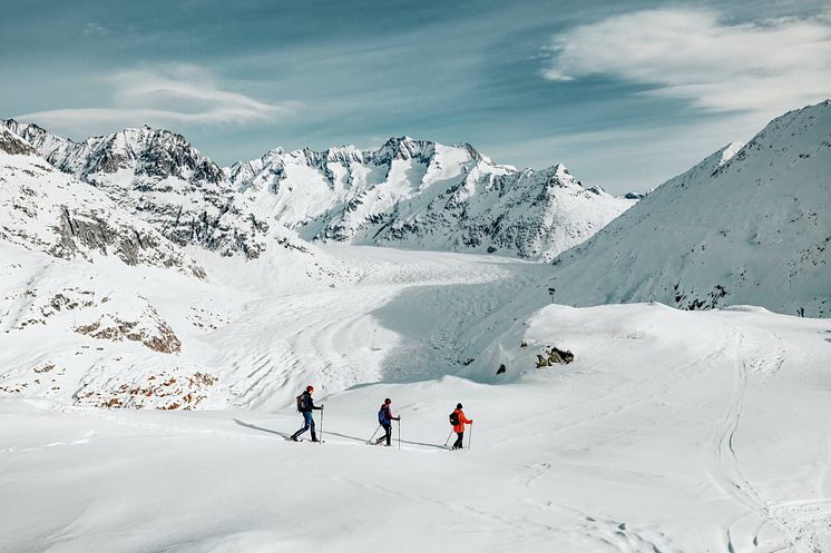 SchneeschuhlaeuferImAletschgebiet(c)SchweizTourismus_SilvanoZeiter
